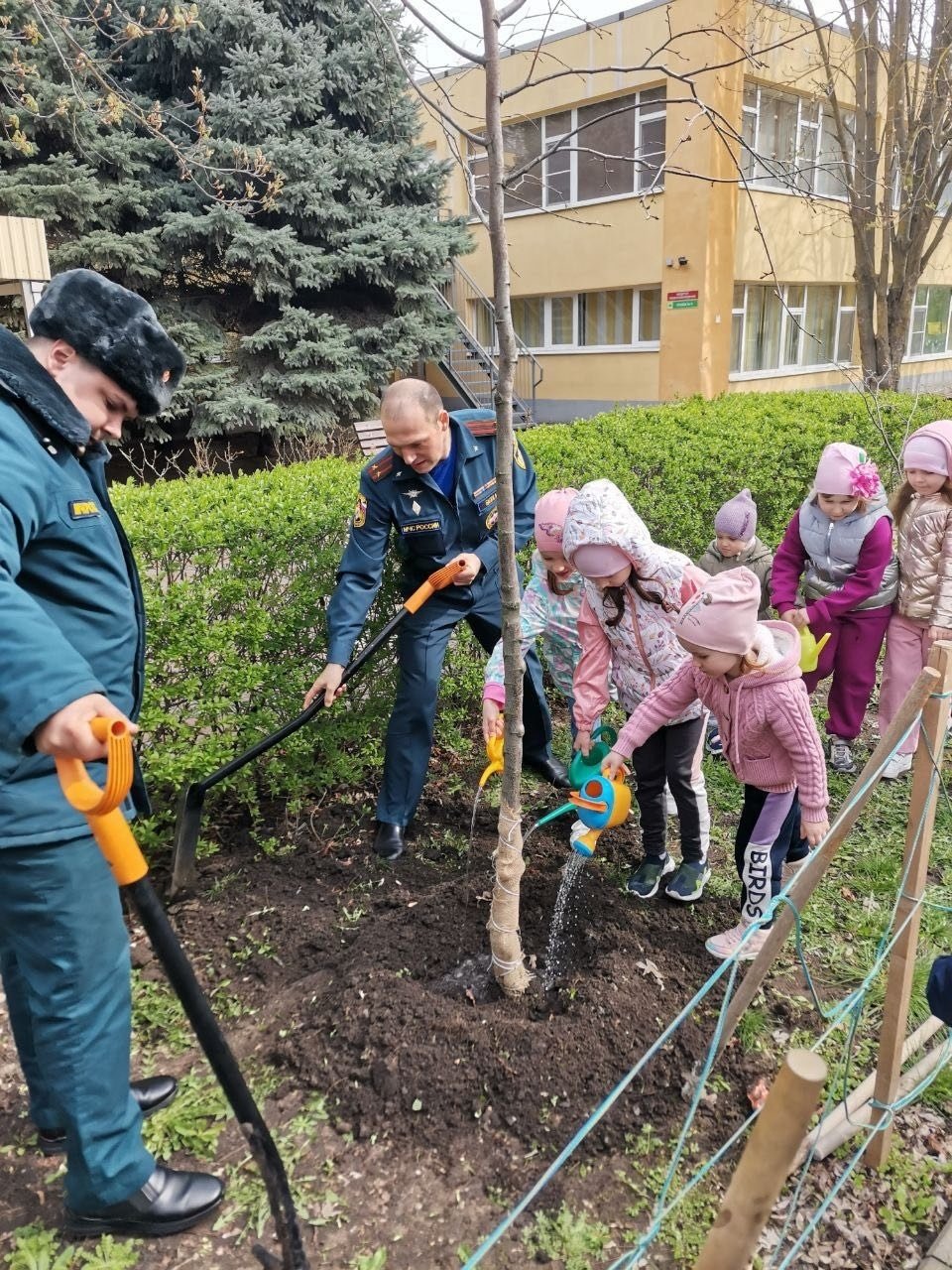 Сотрудники МЧС высадили молодые липы в детском саду в Александровке